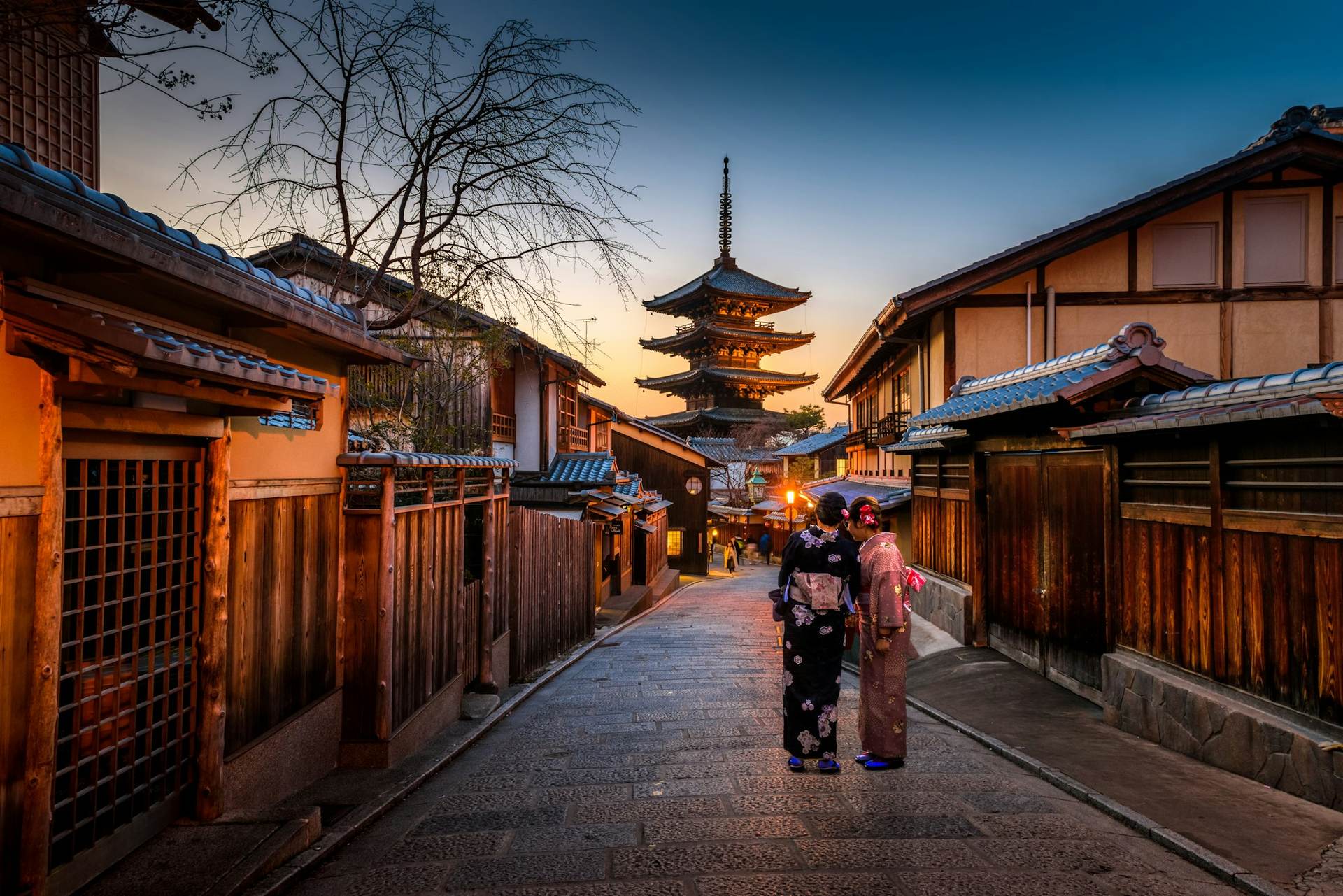夕暮れの古い町並みと五重塔